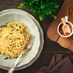 Menu vegan estivo: spaghetti alle mandorle, snack croccanti e quadrotti al limone